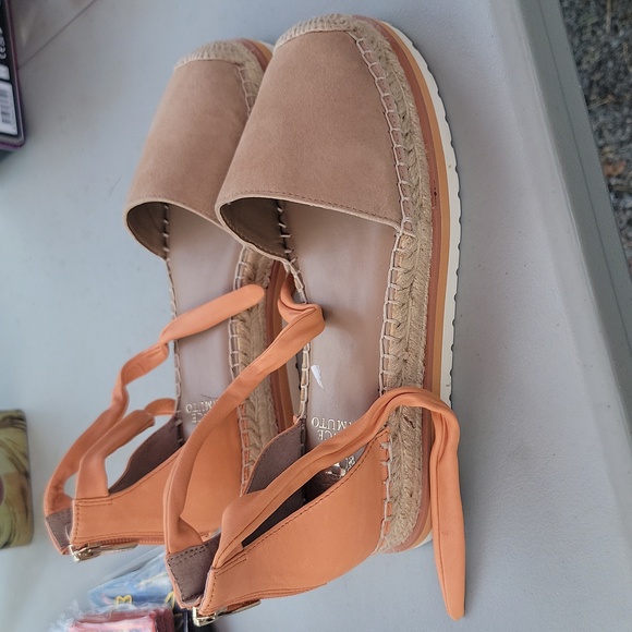 Vince Camuto - Picture 2 of 3